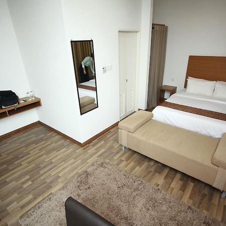 Dormani Hotel Кучинг Экстерьер фото