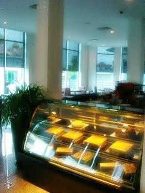 Dormani Hotel Кучинг Экстерьер фото