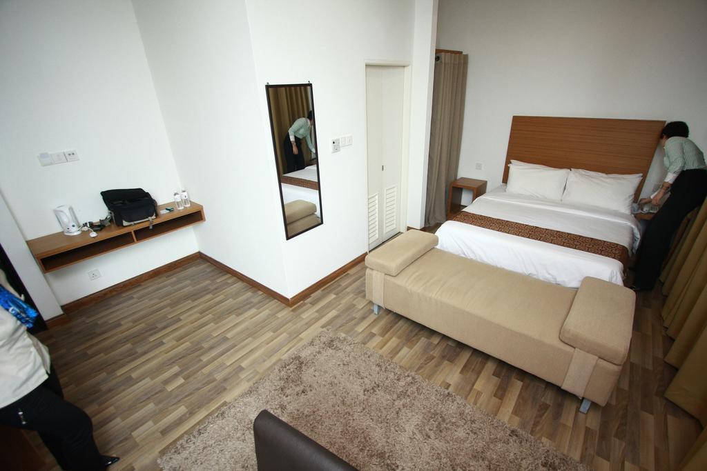 Dormani Hotel Кучинг Экстерьер фото