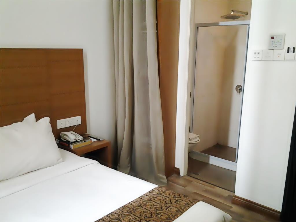 Dormani Hotel Кучинг Экстерьер фото