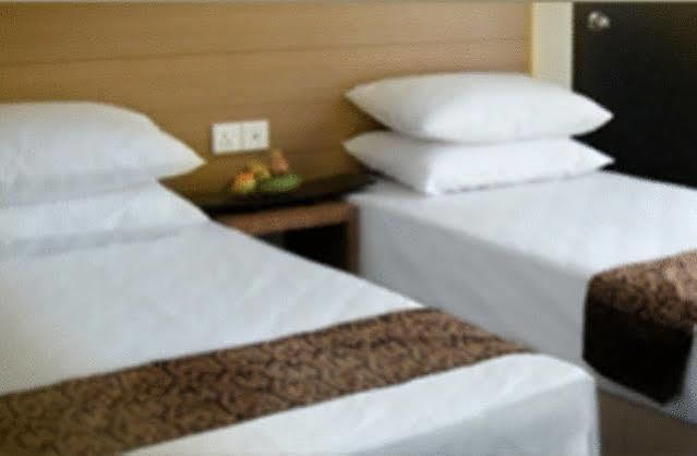 Dormani Hotel Кучинг Экстерьер фото