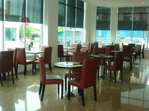 Dormani Hotel Кучинг Экстерьер фото